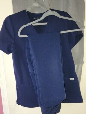Small Figs Women's Short Sleeve Scrub Top and Pants - Navy. EUC